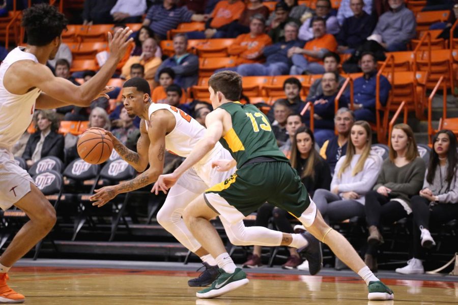 Keith Frazier spots a rolling Paul Thomas as he cuts to the basket. 