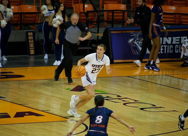 Luisa Vydrova rushes down the court against the UTSA Roadrunners Nov. 16.