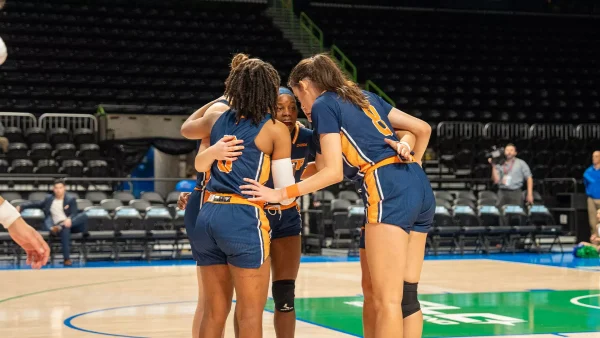 The Miners returned home victorious against the Islanders. This marked Head Coach Keitha Adams’ 300th win. Photo courtesy of UTEP Athletics.